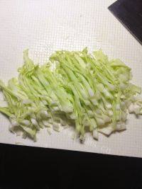 很有食欲的酸辣包菜丝做法图解3)