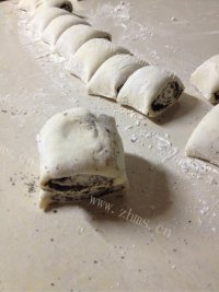 自制黑芝麻花卷做法图解7)