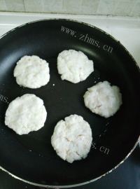 香喷喷的土豆肉松饼做法图解9)