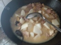 香喷喷的羊肉炖萝卜做法图解9)