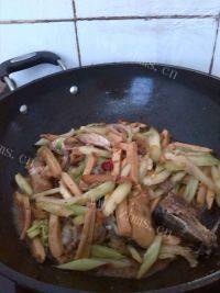 「DIY美食」豆干芹菜焖咸鱼做法图解10)
