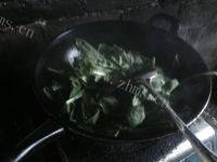 秘制蒜香菠菜做法图解6)
