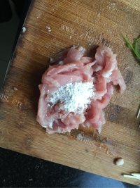 诱人的茭白炒肉丝做法图解3)