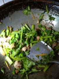唇齿留香的芹菜炒肉做法图解7)