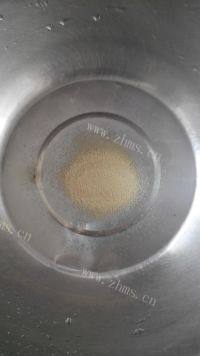 香喷喷的奶香玫瑰花卷做法图解1)