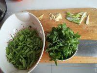 家常菜芹菜炒肉做法图解1)