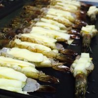 鲜香芝士蒜蓉焗大虾做法图解11)