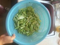 家常菜西芹炒肉丝做法图解1)