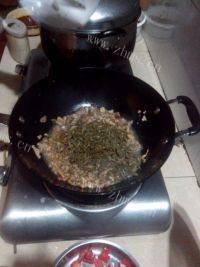 自制酸豆角炒肉末做法图解5)