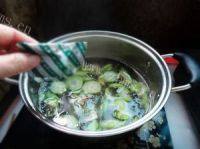清淡的紫菜丝瓜瘦肉汤做法图解6)