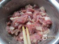 家常菜水煮肉做法图解3)
