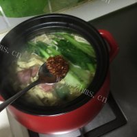 美味的麻辣肠砂锅做法图解12)