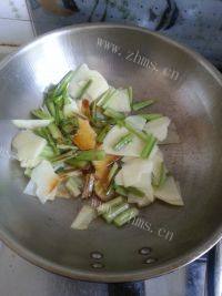 家常菜芹菜炒土豆片做法图解5)