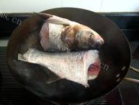 大锅炖鲢鱼的做法图解二
