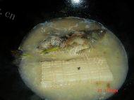 在家做的鲫鱼豆腐汤做法图解4)