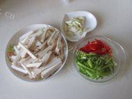 营养丰富的杏鲍菇炒芹菜做法图解1)