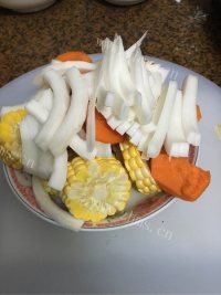 椰子煲鸡腿汤做法图解3)