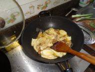 家常菜鸡腿菇炒肉片做法图解6)