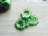 美味的凉拌苦瓜做法图解2)