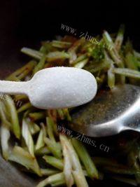 家常菜腊肠炒芹菜做法图解8)