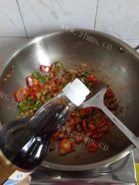美味的双椒炒肉碎做法图解8)
