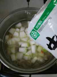 美味的排骨冬瓜汤做法图解8)