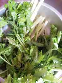 美味的猪肉芹菜包子做法图解2)