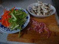 胡萝卜平菇炒肉丝做法图解2)