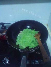 莴笋片炒肉做法图解4)