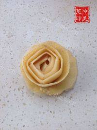 美味自制梨皮玫瑰花做法图解5)