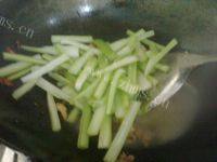 家常菜芹菜炒肉片做法图解8)