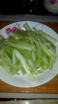 鲜香的芹菜炒豆干做法图解2)