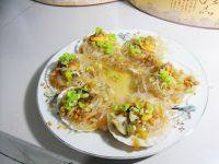 美味的蒜蓉粉丝蒸扇贝