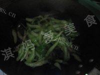 家常菜西芹炒肉丝做法图解5)