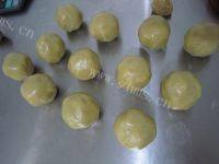 自制莲蓉蛋黄月饼做法图解12)