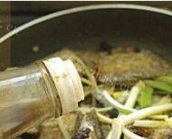 家常菜豆豉烧带鱼做法图解11)