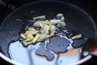 质嫩的土豆焖排骨做法图解3)