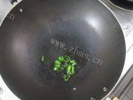 家常鸡肉粒炒豌豆做法图解3)