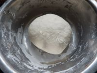 色泽鲜亮的韭菜鸡蛋水饺做法图解2)