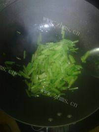 营养丰富的芹菜炒香肠做法图解3)