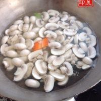 美食口蘑莴笋胡萝卜炒肉的做法图解六