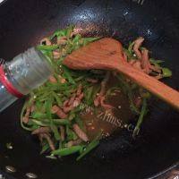 家常菜尖椒肉丝做法图解9)