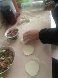 美味的猪肉包菜包子做法图解2)