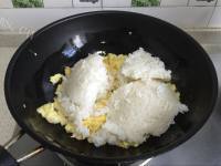 美味银鱼蛋炒饭做法图解3)