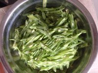 美味的四季豆炒肉做法图解3)