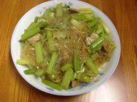 家常菜芹菜炒粉丝
