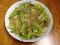 家常菜芹菜炒粉丝