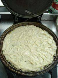 色泽鲜亮的麻辣土豆丝饼做法图解5)