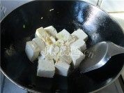 美味的香肠炖豆腐做法图解4)