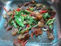 大蒜炒腊肉做法图解7)